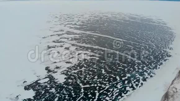 芬兰一架无人机捕捉到的冬季冰冻湖的鸟瞰图视频的预览图