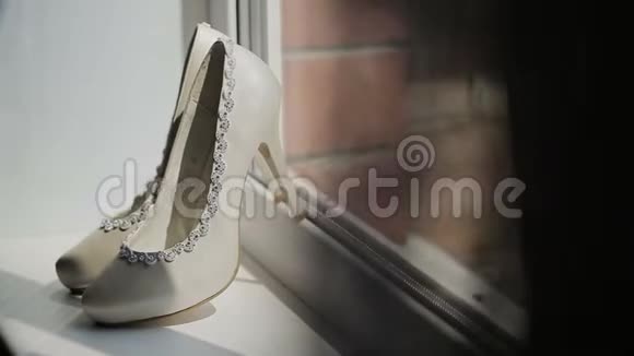窗边细高跟鞋上的白鞋子视频的预览图