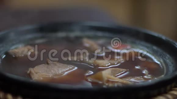 在亚洲餐厅慢动作一碗马来牛面晚餐视频的预览图