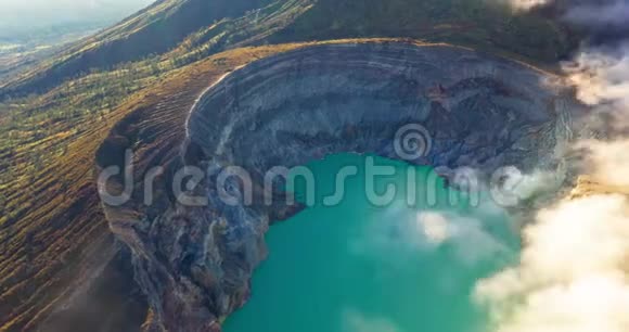 空中无人机超镜头美丽的伊根火山与酸湖和硫磺气体从火山口视频的预览图