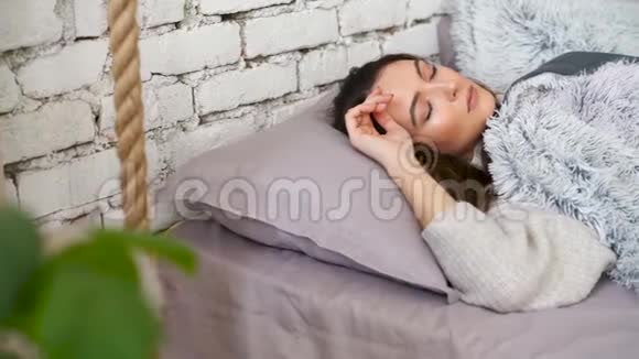 睡在床上的年轻美女视频的预览图
