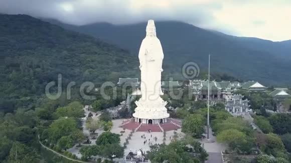 鸟瞰宗教建筑群和大佛像视频的预览图