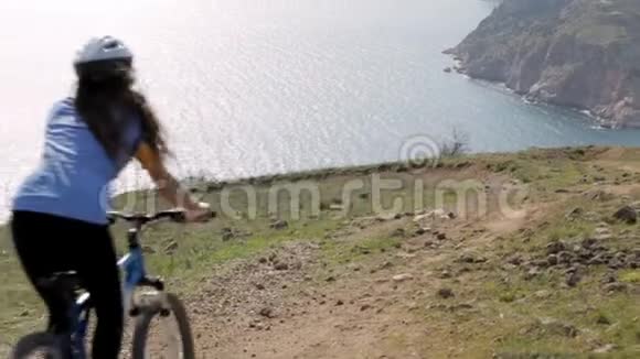 年轻夫妇骑着山地自行车视频的预览图