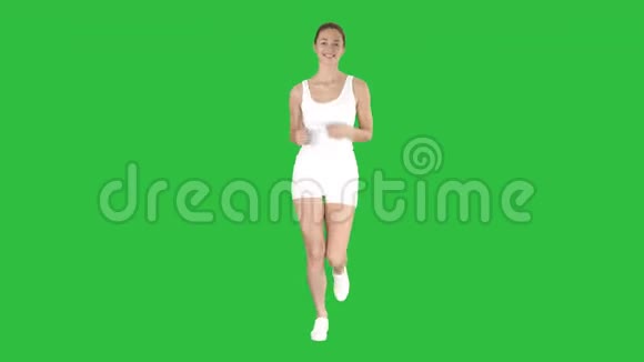 金发年轻女子在绿色屏幕上奔跑Chroma键视频的预览图