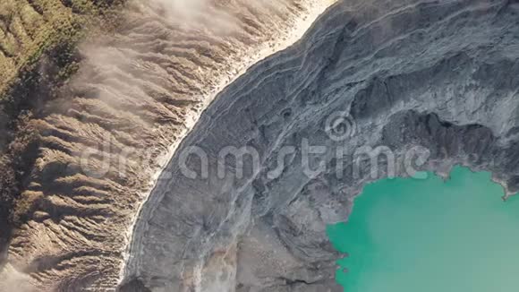 伊金火山附近美丽的火山景观和云雾酸性湖泊鸟瞰图视频的预览图