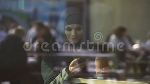 漂亮的女士戴着头巾在电话里聊天可以与朋友自由交流视频的预览图