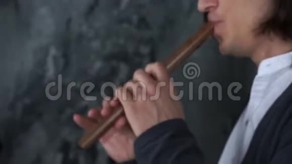 音乐家们吹着烟斗和手风琴没有人视频的预览图