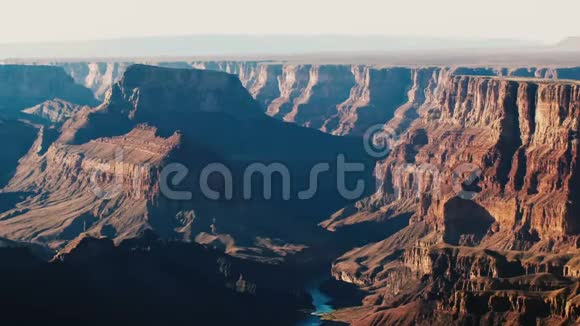 美丽的背景拍摄科罗拉多河流动在雄伟的日落山之间的大峡谷国家公园视频的预览图