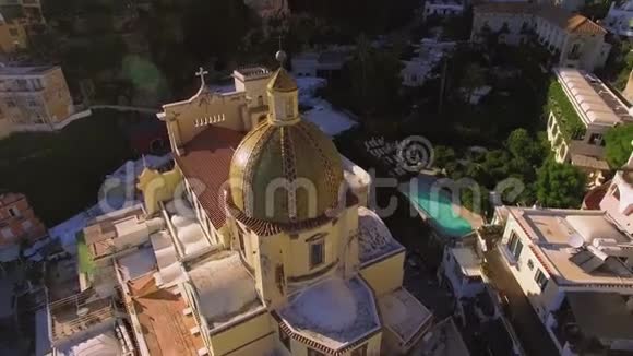从空中俯瞰波西塔诺天主教教堂美丽的地中海村庄在阿马尔菲海岸CostieraAmalfitana意大利最好的地方视频的预览图