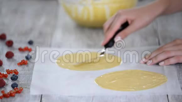 为蛋糕或蛋糕层制作底座的糖果师的录像视频的预览图