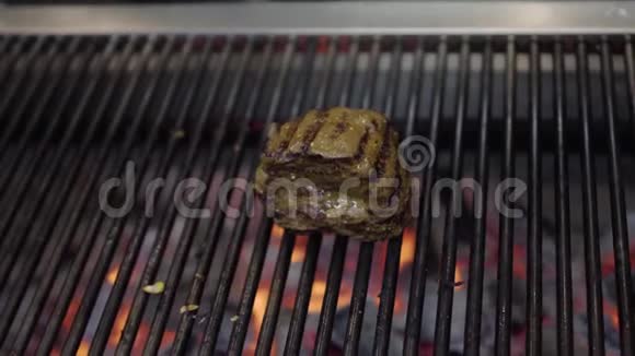 在烤架特写上准备美味的肉底部有红炭餐厅厨房的食物准备视频的预览图