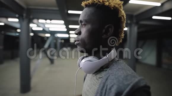 地下隧道夜间戴耳机的非裔美国人视频的预览图