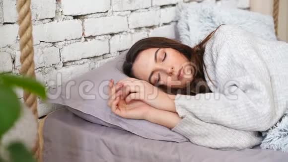 睡在床上的年轻美女视频的预览图