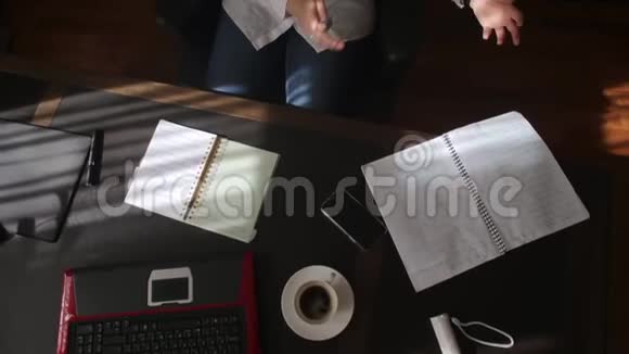 坐在办公室桌子旁的女人打手势视频的预览图