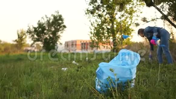 女人在城市公园捡垃圾社会责任环境倡议公民意识阻止塑料视频的预览图