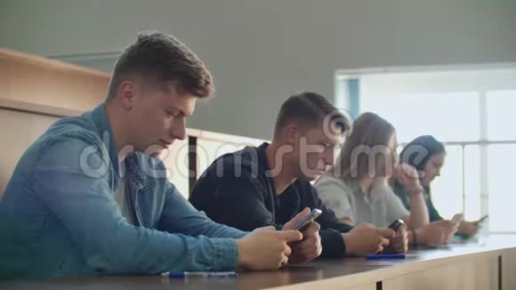 讲座期间使用智能手机的多民族学生群体在学习期间使用社交媒体的青少年视频的预览图