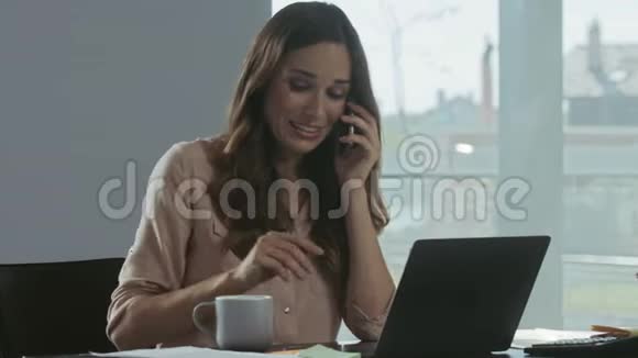 商业女性在工作场所的电脑工作女士通话电话的肖像视频的预览图