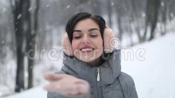 感受森林中她手上的雪视频的预览图