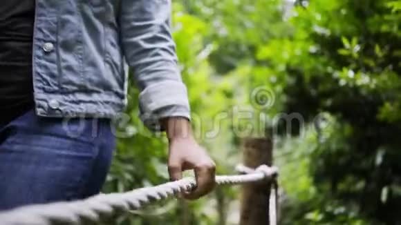 作物女子碰绳栏杆视频的预览图