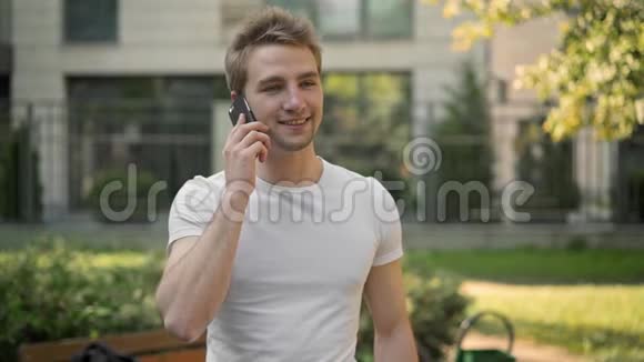 男人在电话里微笑着说不视频的预览图