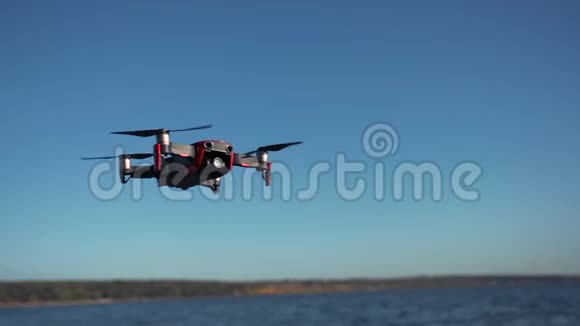 用无人机摄像机飞行和拍摄四架直升机在空中盘旋动作缓慢在海上飞行的无人机视频的预览图