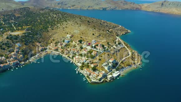 美丽的赛米西米岛的空中镜头村湾中心有五颜六色的房子和小船视频的预览图