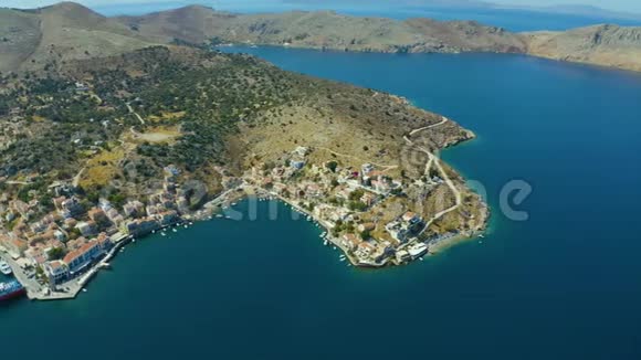 美丽的赛米西米岛的空中镜头村湾中心有五颜六色的房子和小船视频的预览图