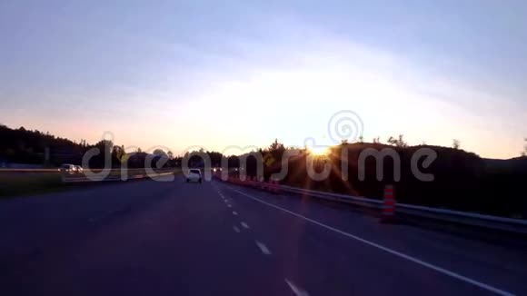 日落时分开车穿过公路视频的预览图