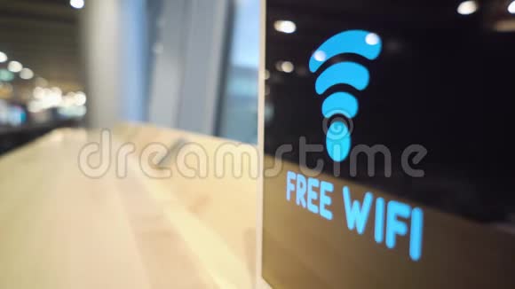 免费Wifi信号灯闪烁显示在咖啡厅视频的预览图
