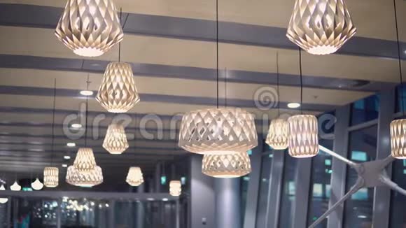 漂亮的木制几何现代吸顶灯室内当代装饰视频的预览图