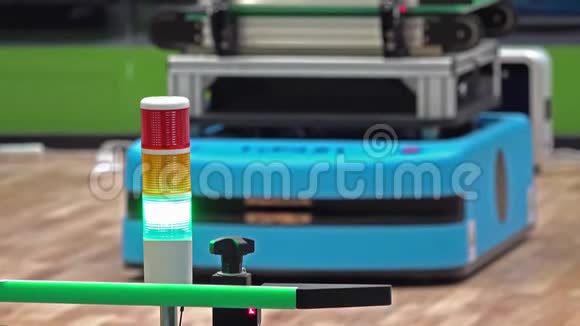 全自动智能工厂的红绿灯显示绿色而自动车辆在后台转弯视频的预览图
