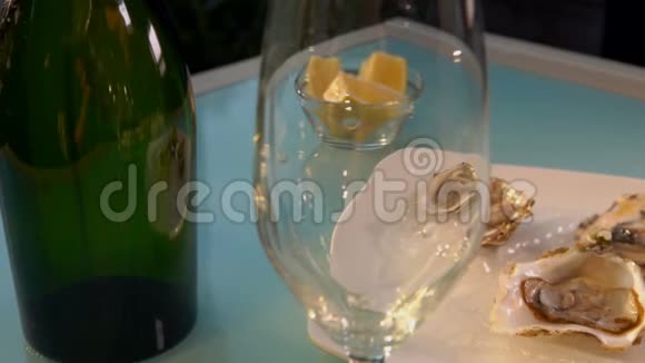 牡蛎和香槟在桌子上视频的预览图