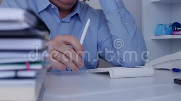 不耐烦的商人用铅笔在桌子表面做不安分的手势视频的预览图