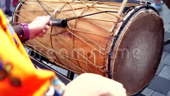 非洲的djembe鼓正在街上由鼓槌演奏夏日关门视频的预览图