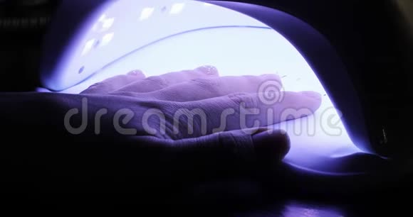 紫外线灯胶抛光指甲工艺在家条件一个美容院视频的预览图