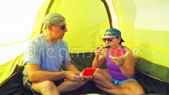 帐篷里的男人和女人吃西瓜视频的预览图