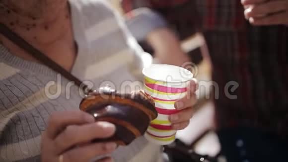 一对老夫妇在公园的长凳上喝着咖啡或杯中的茶吃着牛角面包和甜言蜜语视频的预览图
