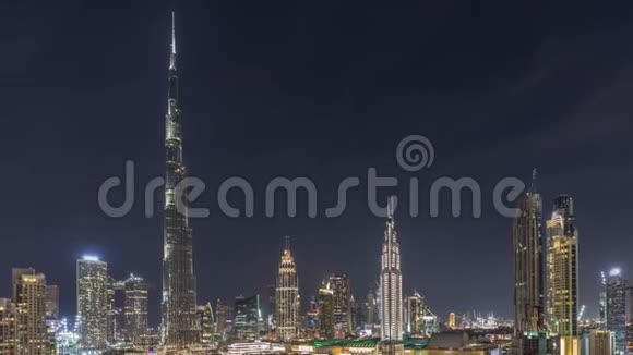 迪拜市中心的天际线在整个晚上与哈利法塔和其他塔的全景从顶部视频的预览图