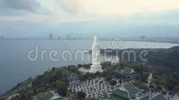 鸟瞰大型佛像和寺庙建筑视频的预览图
