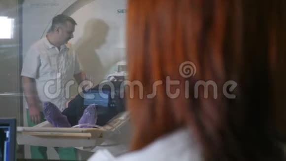女性放射科专家穿着白色外套观察病人在手术过程中获得CTMRI手术和扭曲的医疗结果视频的预览图