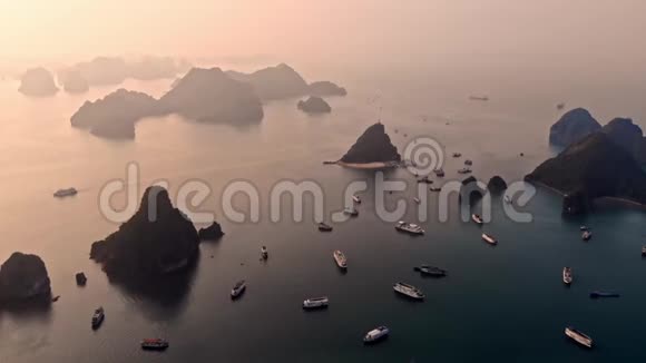 美丽的海洋景观来自越南海龙湾的飞摄像头哈龙湾是越南昆宁的世界自然遗产视频的预览图