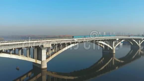 两列地铁列车穿过大桥上的一条宽河视频的预览图