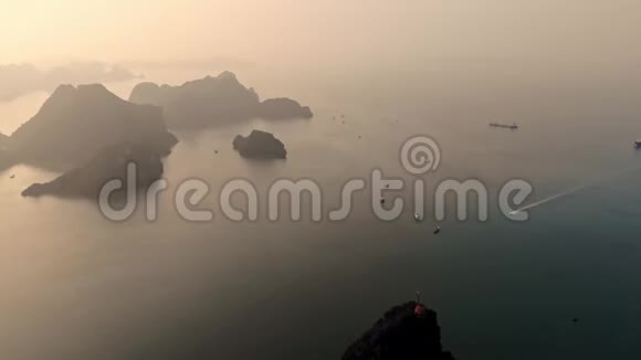 美丽的海洋景观来自越南海龙湾的飞摄像头哈龙湾是越南昆宁的世界自然遗产视频的预览图