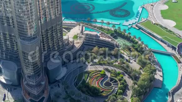 迪拜市中心时间推移喷泉和交通在最高摩天大楼入口附近的圆圈内视频的预览图
