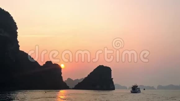 船在海龙湾巡航哈龙湾美国最著名的旅游目的地在越南亚洲日落视频的预览图