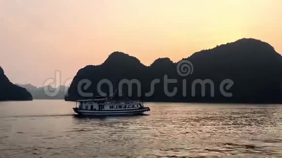 船在海龙湾巡航哈龙湾美国最著名的旅游目的地在越南亚洲日落视频的预览图