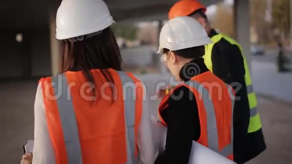 工程师和两名女检查员进行检查绕过施工现场视频的预览图
