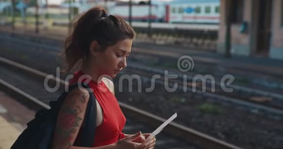 在火车站买票的漂亮女士视频的预览图