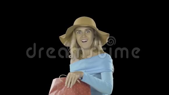 优雅的年轻女士留着长发脸上长着雀斑戴着肉色的帽子带着礼物和礼物往包里看视频的预览图