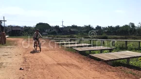 老挝万象市的一位骑自行车的年轻女子视频的预览图